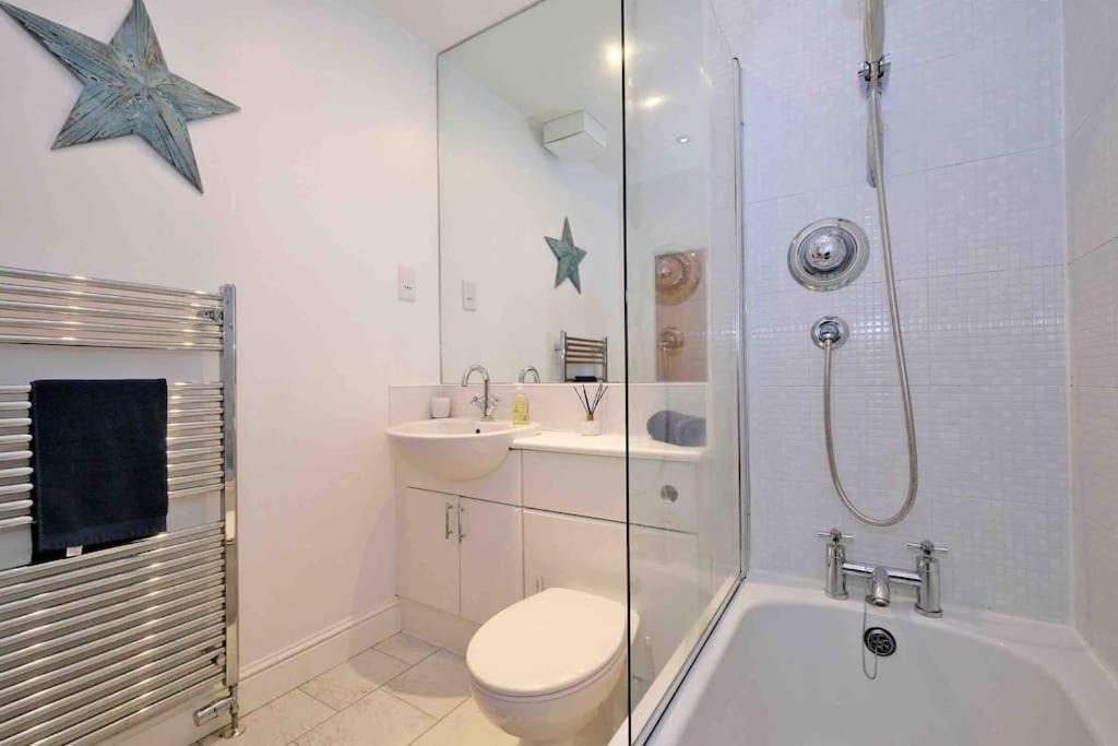 Modern & Spacious Apartment In City Centre Aberdeen Eksteriør billede