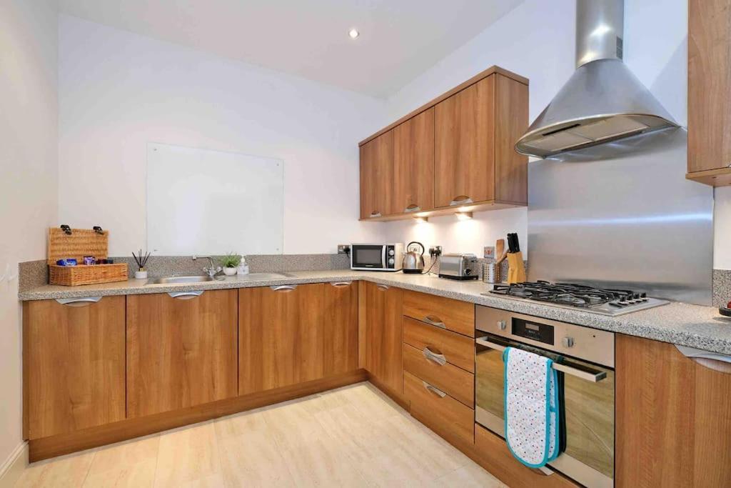 Modern & Spacious Apartment In City Centre Aberdeen Eksteriør billede